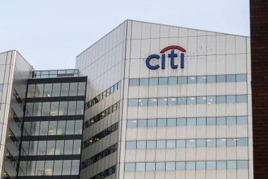 Toronto, ON, Kanada - 15 Mart 2025: Modern cam ofis binasının dış tarafında bir Citi logosu sergilenmektedir. Yansıtıcı cephe çevredeki şehri yakalıyor. İşaret mavi ve kırmızı renkte..