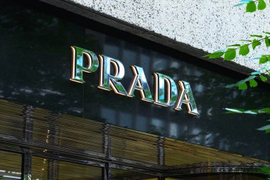 Toronto, ON, Kanada 2 Ağustos 2024: Toronto 'daki Prada butik mağazası tabelasına bakın..