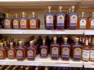 Toronto, On, Kanada - 30 Kasım 2024: LCBO alkol mağazasının iç görünümü