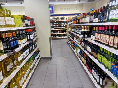 Toronto, On, Kanada - 30 Kasım 2024: LCBO alkol mağazasının iç görünümü