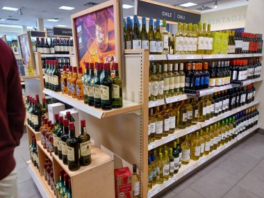Toronto, On, Kanada - 30 Kasım 2024: LCBO alkol mağazasının iç görünümü