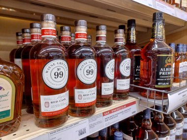 Toronto, On, Kanada - 30 Kasım 2024: LCBO alkol mağazasının iç görünümü