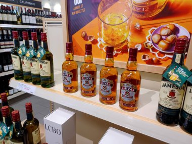 Toronto, On, Kanada - 30 Kasım 2024: LCBO alkol mağazasının iç görünümü