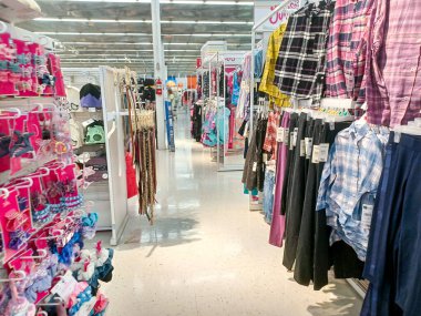 Toronto, On, Kanada - 30 Kasım 2024: Walmart süpermarketindeki malzeme bölümüne bakın.