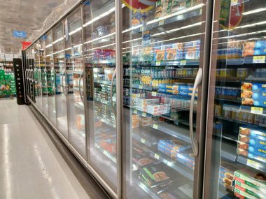 Toronto, On, Kanada - 29 Kasım 2024: Walmart süpermarketindeki bakkal departmanına bakın.