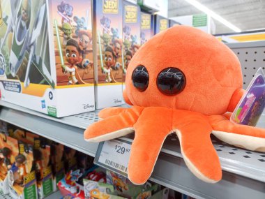 Toronto, On, Kanada - 4 Kasım 2024: Walmart süpermarketindeki oyuncaklarla raflara bakın.