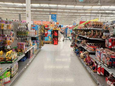 Toronto, On, Kanada - 4 Kasım 2024: Walmart süpermarketindeki oyuncaklarla raflara bakın.