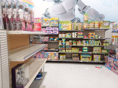 Toronto, On, Kanada - 4 Kasım 2024: Walmart süpermarketindeki oyuncaklarla raflara bakın.
