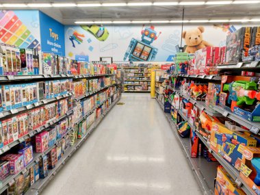 Toronto, On, Kanada - 4 Kasım 2024: Walmart süpermarketindeki oyuncaklarla raflara bakın.