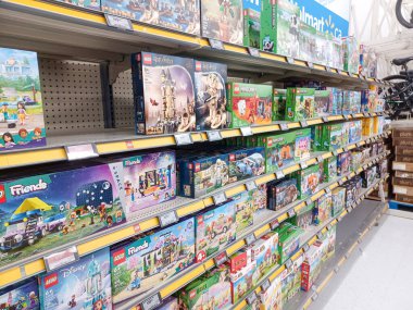 Toronto, On, Kanada - 4 Kasım 2024: Walmart süpermarketindeki oyuncaklarla raflara bakın.