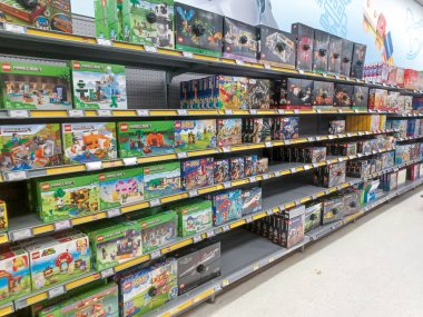 Toronto, On, Kanada - 4 Şubat 2024: Walmart süpermarketindeki oyuncaklarla raflara bakın