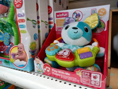 Toronto, On, Kanada - 11 Aralık 2024: Kazananlar perakende mağazasının raflarına bakın.