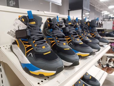 Toronto, On, Kanada - 11 Aralık 2024: Kazananlar perakende mağazasının raflarına bakın.