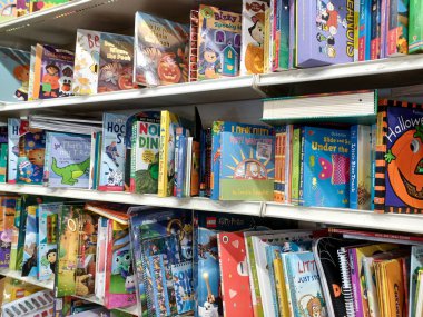 Toronto, On, Kanada - 11 Aralık 2024: Kazananlar perakende mağazasının raflarına bakın.