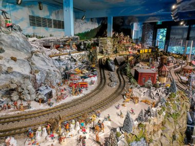 Toronto, ON, Kanada 19 Temmuz 2024: Ayrıntılı bir minyatür sahne, Escarpment tren sergisinde trenler, karlı dağlar ve küçük binaları gösteriyor..