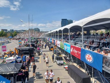 Toronto, ON, Kanada 19 Temmuz 2024: Ziyaretçiler güneşli bir yaz gününde Honda Indy 'deki sergi ve kulübelerin keyfini çıkarıyorlar..