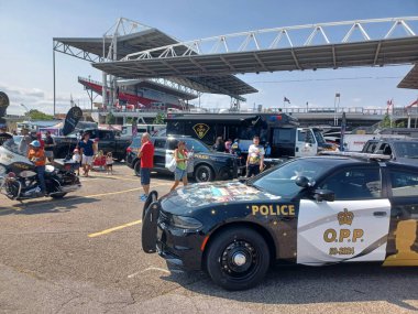 Toronto, ON, Kanada 19 Temmuz 2024: Ontario İl Polisi araçları Honda Indy etkinliği sırasında açık mavi gökyüzü altında sergileniyor..