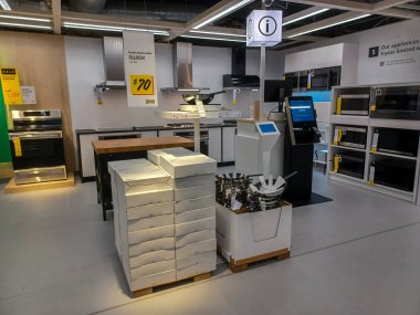 Toronto, On, Kanada - 21 Ağustos 2024: Ikea satış bölgesinde mobilya ve ev aksesuarları sunulmaktadır.