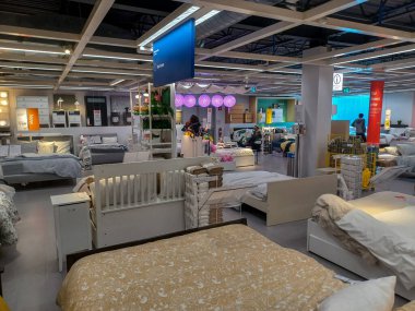 Toronto, On, Kanada - 21 Ağustos 2024: Ikea satış bölgesinde mobilya ve ev aksesuarları sunulmaktadır.