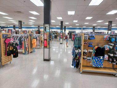 Toronto, On, Kanada - 28 Ağustos 2024: Marshalls American alışveriş merkezindeki kıyafet koleksiyonu.