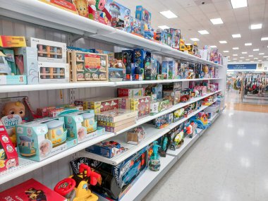 Toronto, On, Kanada - 28 Ağustos 2024: Marshalls American alışveriş merkezindeki kıyafet koleksiyonu.