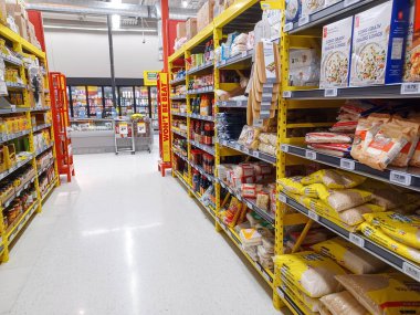 Toronto, On, Kanada - 23 Ağustos 2024: Kanada 'daki No Frills marketindeki rafların iç görünümü.