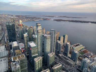 Toronto, ON, Kanada 27 Kasım 2024: Açık bir öğleden sonra CN Tower gözlem güvertesinden Toronto şehir merkezinin geniş bir manzarası görüldü..