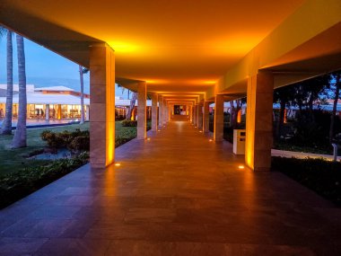 Playa del Carmen, Quintana Roo, Meksika - 20 Kasım 2024: Sonbahar sezonunda Barcelo Maya Oteli bölgesinde