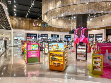 Cancun, Quintana Roo, Meksika 26 Kasım 2024: Gezginler Cancun Uluslararası Havalimanı vergisiz mağazasında renkli tekila vitrinlerine ve hediyelere göz atıyor..