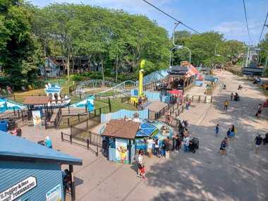 Toronto, ON, Kanada 08 Ağustos 2024: Aileler Centerville Eğlence Parkı 'nı çeşitli çocuk gezileri ve tepeden geçen bir gökdelenle keşfediyorlar..