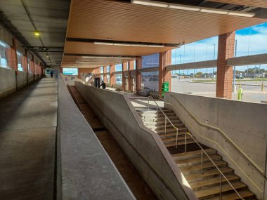 Burlington, ON, Kanada 2 Ağustos 2024: Bronte GO tren istasyonunun görüntüsü.