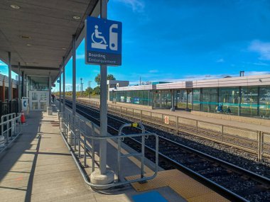 Burlington, ON, Kanada 2 Ağustos 2024: Bronte GO tren istasyonunun görüntüsü.