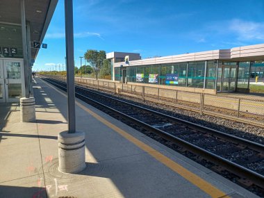 Burlington, ON, Kanada 2 Ağustos 2024: Bronte GO tren istasyonunun görüntüsü.