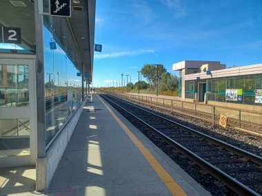 Burlington, ON, Kanada 2 Ağustos 2024: Bronte GO tren istasyonunun görüntüsü.