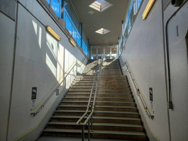 Burlington, ON, Kanada 2 Ağustos 2024: Bronte GO tren istasyonunun görüntüsü.