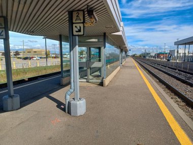 Burlington, ON, Kanada 2 Ağustos 2024: Bronte GO tren istasyonunun görüntüsü.