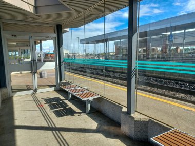 Burlington, ON, Kanada 2 Ağustos 2024: Bronte GO tren istasyonunun görüntüsü.