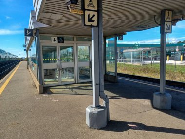 Burlington, ON, Kanada 2 Ağustos 2024: Bronte GO tren istasyonunun görüntüsü.