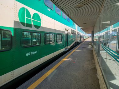Burlington, ON, Kanada 2 Ağustos 2024: Bronte GO tren istasyonunun görüntüsü.