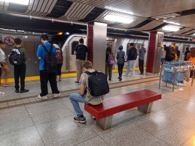 Toronto, ON, Kanada - 28 Mart 2025: İçerideki Eginton metro istasyonuna bakın