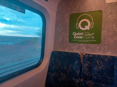 Toronto, ON, Kanada - 19 Mart 2025: Go tren vagonunun iç görünümü