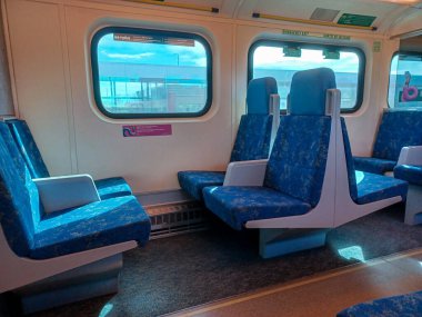 Toronto, ON, Kanada - 19 Mart 2025: Go tren vagonunun iç görünümü