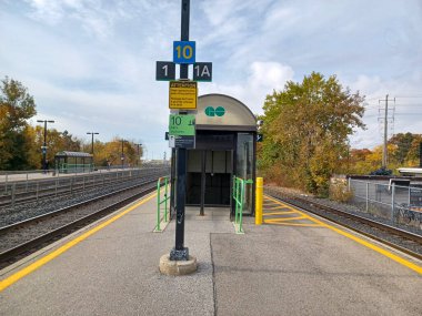 Etobikola, ON, Kanada 20 Ekim 2024: Mimico Go tren istasyonunun görüntüsü.