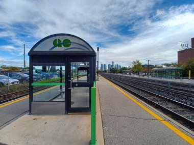 Etobikola, ON, Kanada 20 Ekim 2024: Mimico Go tren istasyonunun görüntüsü.
