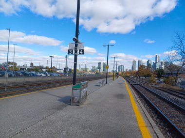 Etobikola, ON, Kanada 20 Ekim 2024: Mimico Go tren istasyonunun görüntüsü.