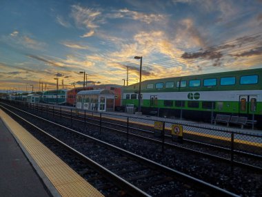 Etobikola, ON, Kanada 20 Ekim 2024: Mimico Go tren istasyonunun görüntüsü.