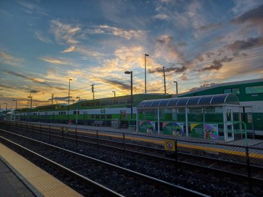 Etobikola, ON, Kanada 20 Ekim 2024: Mimico Go tren istasyonunun görüntüsü.