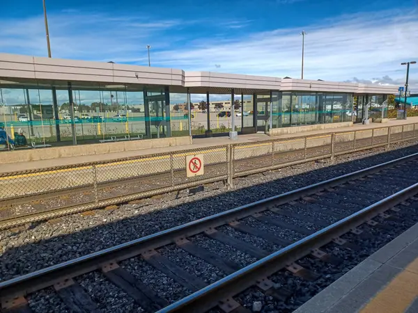 Burlington, ON, Kanada 2 Ağustos 2024: Bronte GO tren istasyonunun görüntüsü.