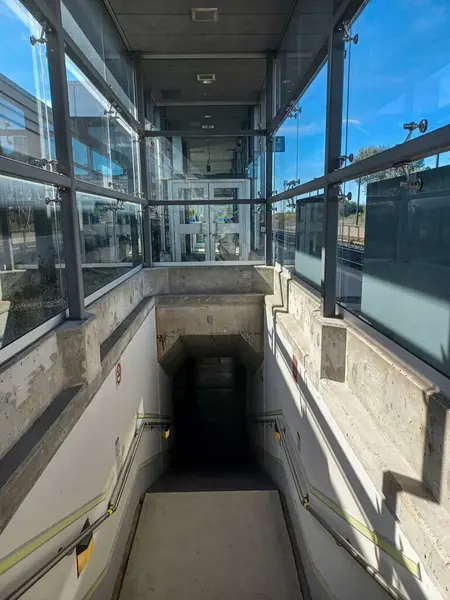 Burlington, ON, Kanada 2 Ağustos 2024: Bronte GO tren istasyonunun görüntüsü.