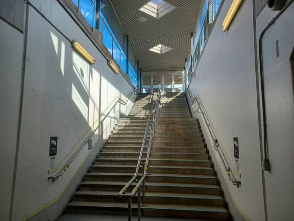 Burlington, ON, Kanada 2 Ağustos 2024: Bronte GO tren istasyonunun görüntüsü.